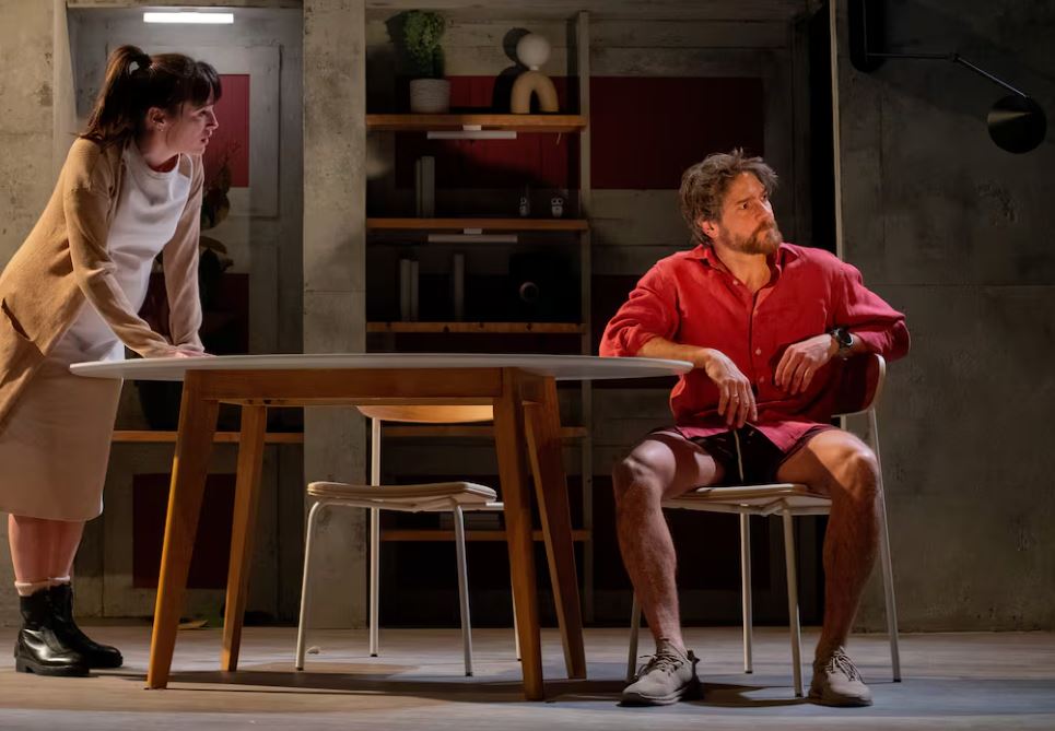 prometeo-encadenado-a-su-casa-para-evitar-el-desahucio