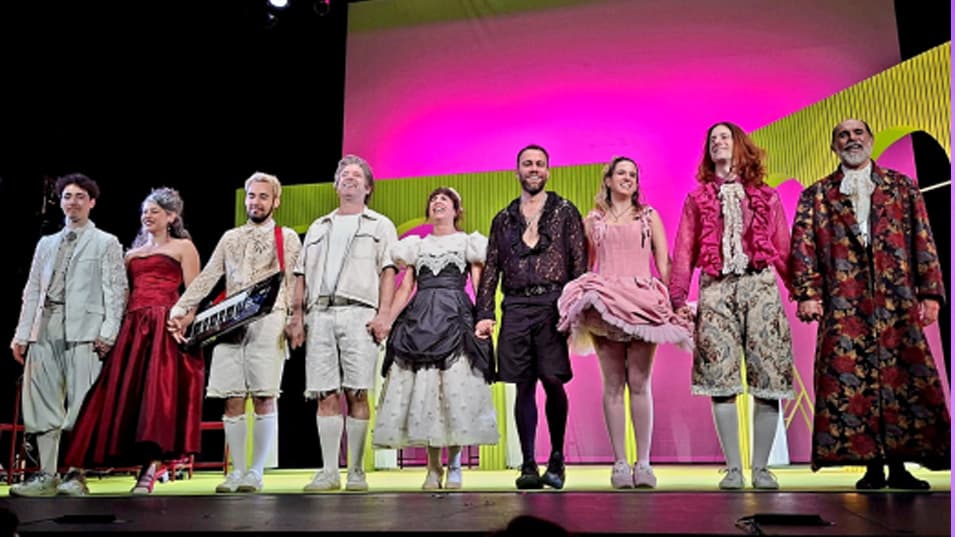 la dama boba de lope de vega Texto: Lope de Vega Versión: Xus de la Cruz Dirección: Josep Maria Mestres Reparto: Joaquín Notario, Carolina Rubio, Silvana Navas, Carlos Serrano, Pablo Béjar, Markos Marín, Concha Delgado, Víctor de la Fuente y Alberto Granados quartopotere.com